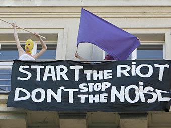 Уцелевшие Pussy Riot в Праге 19 июня 2012 года