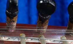 String attachment to tuning pegs