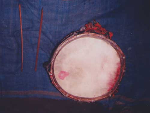 The play­ing head of the jhorka/ korka