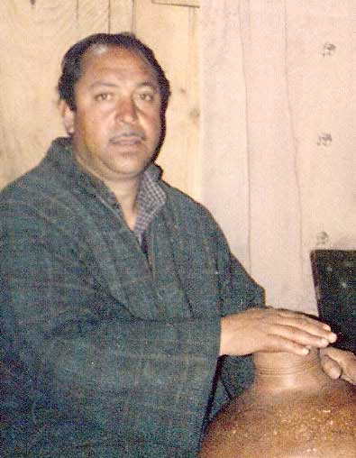 Nuht, Nout, folk mus­ical pot of kashmir