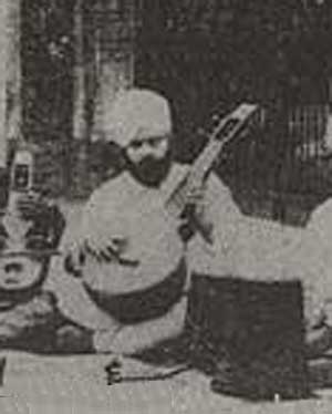 cross legged sitting posi­tion for the rabab