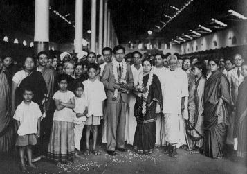 Farewell to a newly married Chandra with wife, Lalitha, at the Madras railway station (1936)