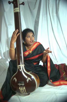 Chandra Courtney sing­ing kheyal