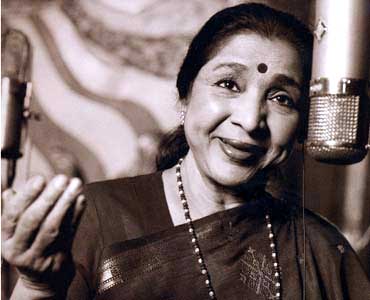 Asha Bhosle in stage program