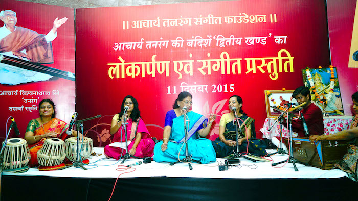 Mrs. Kalpana Zokarkar presenting Acharya Tanarang's compositions